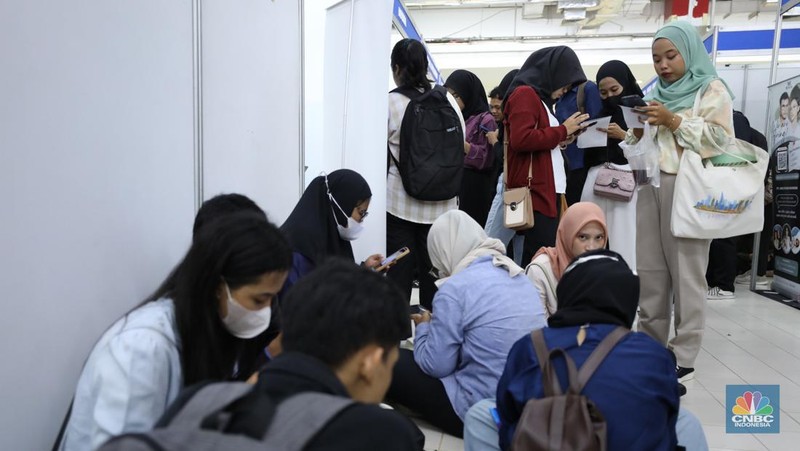 Sejumlah pencari kerja menghadiri pameran bursa kerja Jakarta Job Fair 2024 di Mal Tamini Square, Jakarta, Kamis (3/10/2024). Kegiatan Job Fair ini digelar oleh Suku Dinas Tenaga Kerja, Transmigrasi, dan Energi (Sudin Nakertransgi) Jakarta Timur yang diikuti oleh 37 perusahaan swasta dan tiga balai latihan kerja selama dua hari pada 2-3 Oktober 2024. (CNBC Indonesia/Tri Susilo)