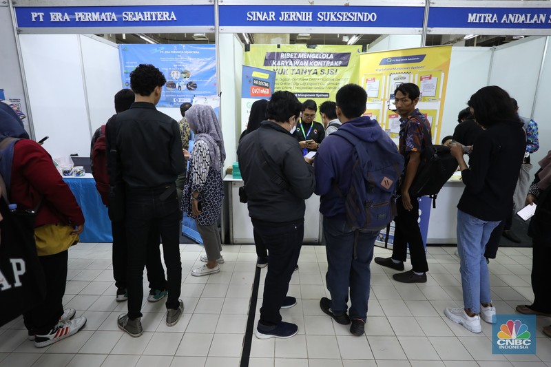 Sejumlah pencari kerja menghadiri pameran bursa kerja Jakarta Job Fair 2024 di Mal Tamini Square, Jakarta, Kamis (3/10/2024). Kegiatan Job Fair ini digelar oleh Suku Dinas Tenaga Kerja, Transmigrasi, dan Energi (Sudin Nakertransgi) Jakarta Timur yang diikuti oleh 37 perusahaan swasta dan tiga balai latihan kerja selama dua hari pada 2-3 Oktober 2024. (CNBC Indonesia/Tri Susilo) Sejumlah pencari kerja menghadiri pameran bursa kerja Jakarta Job Fair 2024 di Mal Tamini Square, Jakarta, Kamis (3/10/2024). Kegiatan Job Fair ini digelar oleh Suku Dinas Tenaga Kerja, Transmigrasi, dan Energi (Sudin Nakertransgi) Jakarta Timur yang diikuti oleh 37 perusahaan swasta dan tiga balai latihan kerja selama dua hari pada 2-3 Oktober 2024. (CNBC Indonesia/Tri Susilo)