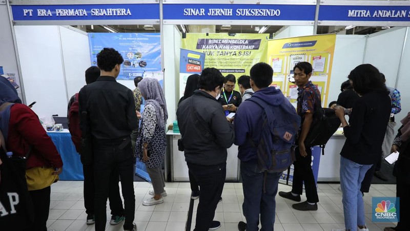 Sejumlah pencari kerja menghadiri pameran bursa kerja Jakarta Job Fair 2024 di Mal Tamini Square, Jakarta, Kamis (3/10/2024). Kegiatan Job Fair ini digelar oleh Suku Dinas Tenaga Kerja, Transmigrasi, dan Energi (Sudin Nakertransgi) Jakarta Timur yang diikuti oleh 37 perusahaan swasta dan tiga balai latihan kerja selama dua hari pada 2-3 Oktober 2024. (CNBC Indonesia/Tri Susilo)