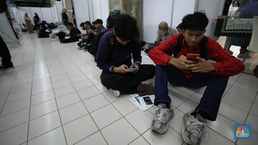 Sejumlah pencari kerja menghadiri pameran bursa kerja Jakarta Job Fair 2024 di Mal Tamini Square, Jakarta, Kamis (3/10/2024). Kegiatan Job Fair ini digelar oleh Suku Dinas Tenaga Kerja, Transmigrasi, dan Energi (Sudin Nakertransgi) Jakarta Timur yang diikuti oleh 37 perusahaan swasta dan tiga balai latihan kerja selama dua hari pada 2-3 Oktober 2024. (²©²ÊÍøÕ¾/Tri Susilo)