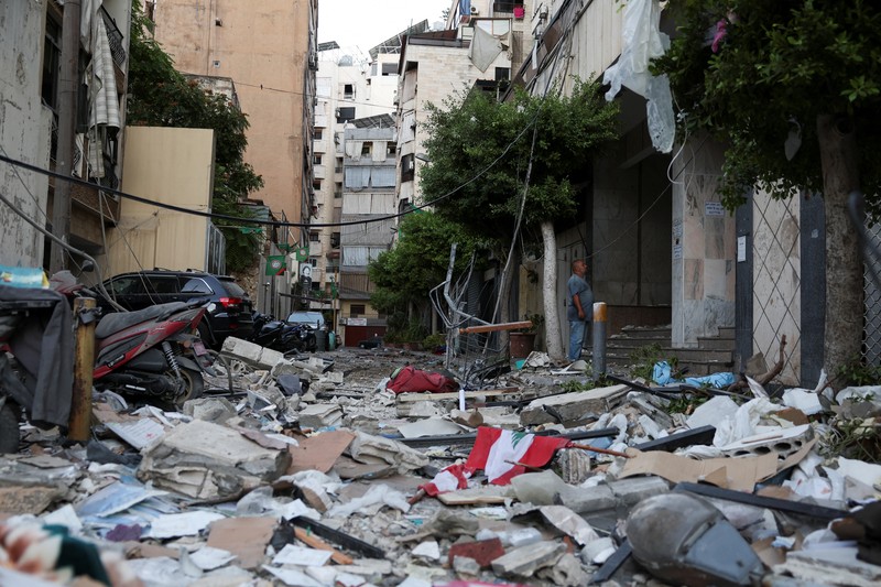 Asap menyelimuti area dekat bangunan yang hancur di lokasi serangan udara Israel di Dahiyeh, Beirut, Lebanon, Rabu, 2 Oktober 2024. (AP Photo/Hassan Ammar)