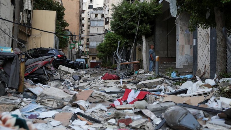 Asap menyelimuti area dekat bangunan yang hancur di lokasi serangan udara Israel di Dahiyeh, Beirut, Lebanon, Rabu, 2 Oktober 2024. (AP Photo/Hassan Ammar)