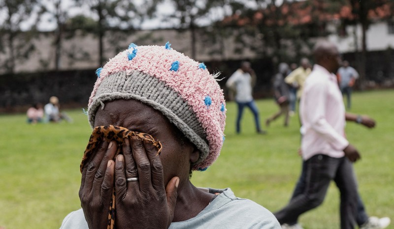 Orang-orang berkumpul di pelabuhan Goma, Republik Demokratik Kongo, setelah sebuah feri yang membawa ratusan orang terbalik saat tiba pada Kamis, 3 Oktober 2024. (AP Photo/Moses Sawasawa)
