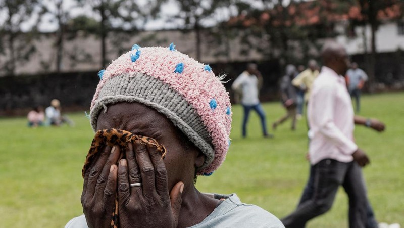 Orang-orang berkumpul di pelabuhan Goma, Republik Demokratik Kongo, setelah sebuah feri yang membawa ratusan orang terbalik saat tiba pada Kamis, 3 Oktober 2024. (AP Photo/Moses Sawasawa)