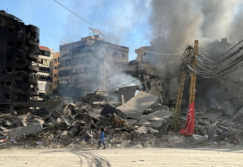 Asap menyelimuti area dekat bangunan yang hancur di lokasi serangan udara Israel di Dahiyeh, Beirut, Lebanon, Rabu, 2 Oktober 2024. Asap menyelimuti area dekat bangunan yang hancur di lokasi serangan udara Israel di Dahiyeh, Beirut, Lebanon, Rabu, 2 Oktober 2024. (AP Photo/Hassan Ammar)