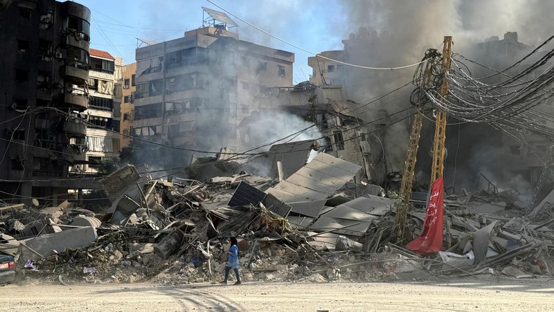 Asap menyelimuti area dekat bangunan yang hancur di lokasi serangan udara Israel di Dahiyeh, Beirut, Lebanon, Rabu, 2 Oktober 2024. (AP Photo/Hassan Ammar)