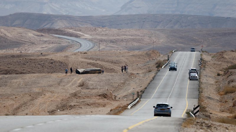 Sisa-sisa rudal balistik yang tergeletak di padang pasir, menyusul serangan Iran terhadap Israel di dekat Kota Selatan Arad, Israel, Rabu (2/10/2024). (REUTERS/Amir Cohen)