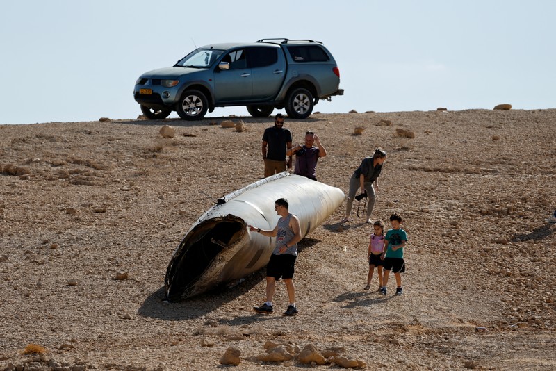 Sisa-sisa rudal balistik yang tergeletak di padang pasir, menyusul serangan Iran terhadap Israel di dekat Kota Selatan Arad, Israel, Rabu (2/10/2024). (REUTERS/Amir Cohen) Sisa-sisa rudal balistik yang tergeletak di padang pasir, menyusul serangan Iran terhadap Israel di dekat Kota Selatan Arad, Israel, Rabu (2/10/2024). (REUTERS/Amir Cohen)