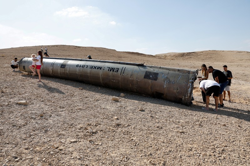 Sisa-sisa rudal balistik yang tergeletak di padang pasir, menyusul serangan Iran terhadap Israel di dekat Kota Selatan Arad, Israel, Rabu (2/10/2024). (REUTERS/Amir Cohen) Sisa-sisa rudal balistik yang tergeletak di padang pasir, menyusul serangan Iran terhadap Israel di dekat Kota Selatan Arad, Israel, Rabu (2/10/2024). (REUTERS/Amir Cohen)