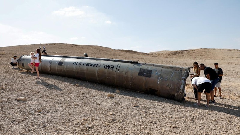 Sisa-sisa rudal balistik yang tergeletak di padang pasir, menyusul serangan Iran terhadap Israel di dekat Kota Selatan Arad, Israel, Rabu (2/10/2024). (REUTERS/Amir Cohen)