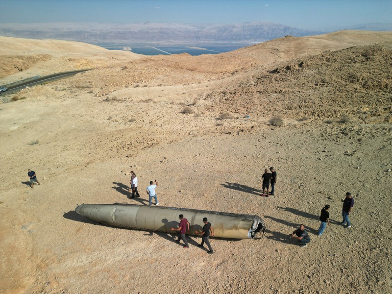 Sisa-sisa rudal balistik yang tergeletak di padang pasir, menyusul serangan Iran terhadap Israel di dekat Kota Selatan Arad, Israel, Rabu (2/10/2024). (REUTERS/Amir Cohen) Sisa-sisa rudal balistik yang tergeletak di padang pasir, menyusul serangan Iran terhadap Israel di dekat Kota Selatan Arad, Israel, Rabu (2/10/2024). (REUTERS/Amir Cohen)