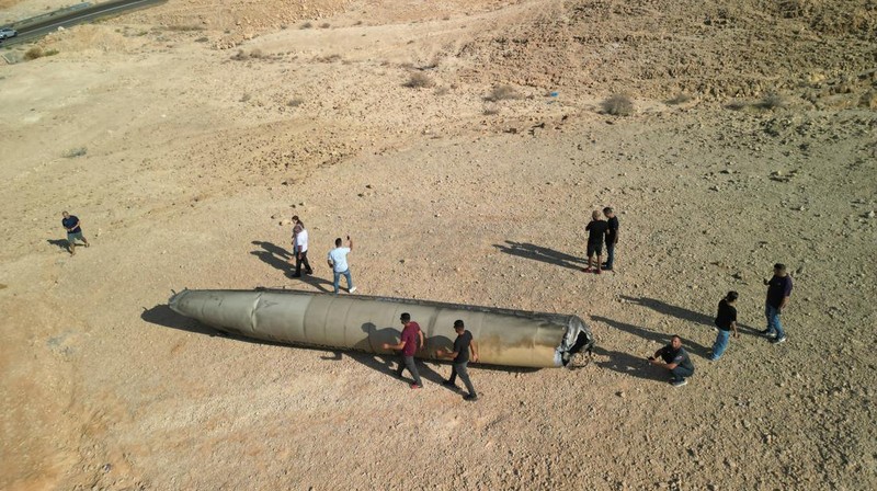 Sisa-sisa rudal balistik yang tergeletak di padang pasir, menyusul serangan Iran terhadap Israel di dekat Kota Selatan Arad, Israel, Rabu (2/10/2024). (REUTERS/Amir Cohen)