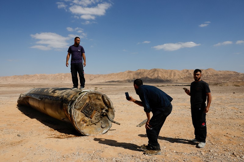 Sisa-sisa rudal balistik yang tergeletak di padang pasir, menyusul serangan Iran terhadap Israel di dekat Kota Selatan Arad, Israel, Rabu (2/10/2024). (REUTERS/Amir Cohen) Sisa-sisa rudal balistik yang tergeletak di padang pasir, menyusul serangan Iran terhadap Israel di dekat Kota Selatan Arad, Israel, Rabu (2/10/2024). (REUTERS/Amir Cohen)