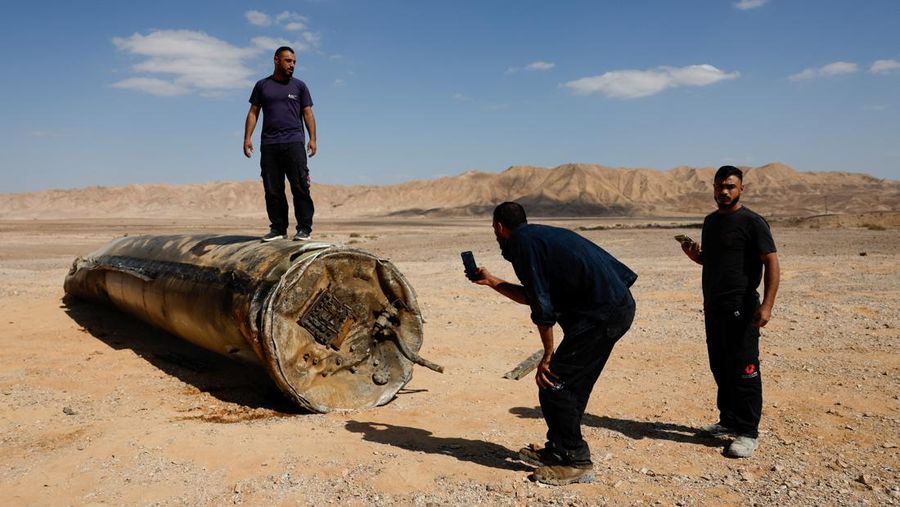 Sisa-sisa rudal balistik yang tergeletak di padang pasir, menyusul serangan Iran terhadap Israel di dekat Kota Selatan Arad, Israel, Rabu (2/10/2024). (REUTERS/Amir Cohen)