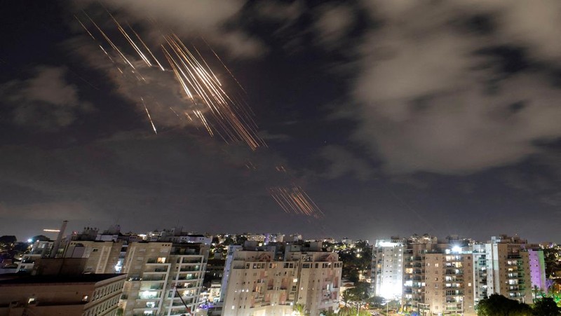 Sebuah proyektil terlihat di langit setelah Iran menembakkan salvo rudal balistik ke Irael pada Selasa (1/10) malam. (REUTERS/Ammar Awad)