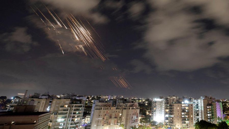 Sistem antirudal Iron Dome Israel mencegat roket setelah Iran menembakkan salvo rudal balistik ke Irael pada Selasa (1/10) malam. (REUTERS/Amir Cohen) Sistem antirudal Iron Dome Israel mencegat roket setelah Iran menembakkan salvo rudal balistik ke Irael pada Selasa (1/10) malam. (REUTERS/Amir Cohen)