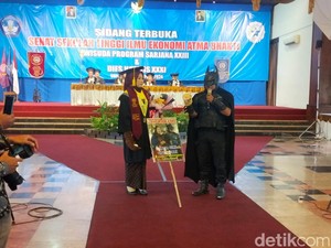 Heboh Tamu Wisuda Pakai Kostum Batman, Ini Kata STIE Atma Bhakti Solo