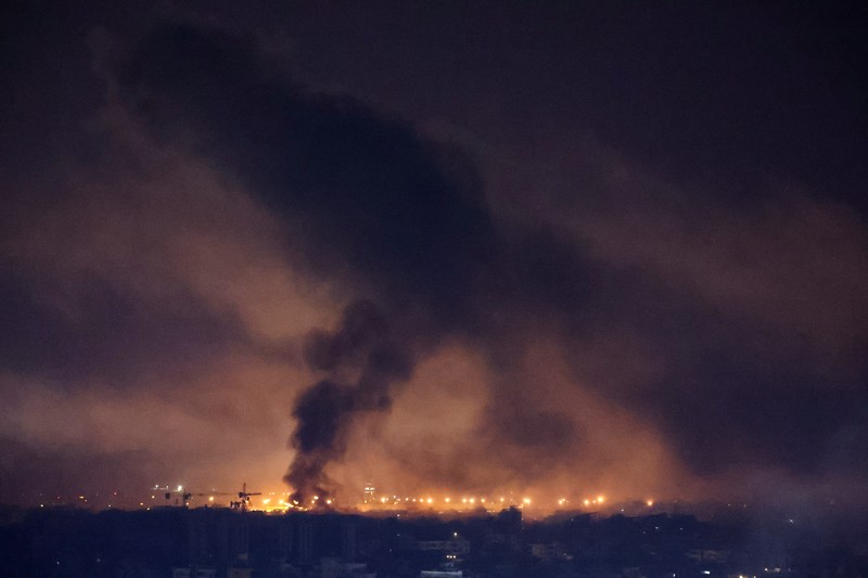 Api dan asap mengepul dari sebuah gedung yang terkena serangan udara Israel di Dahiyeh, sementara Bandara Internasional Rafik Hariri terlihat di latar belakang, di Beirut, Lebanon, Jumat, 4 Oktober 2024. (AP Photo/Hussein Malla) Api dan asap mengepul dari sebuah gedung yang terkena serangan udara Israel di Dahiyeh, sementara Bandara Internasional Rafik Hariri terlihat di latar belakang, di Beirut, Lebanon, Jumat, 4 Oktober 2024. (AP Photo/Hussein Malla)