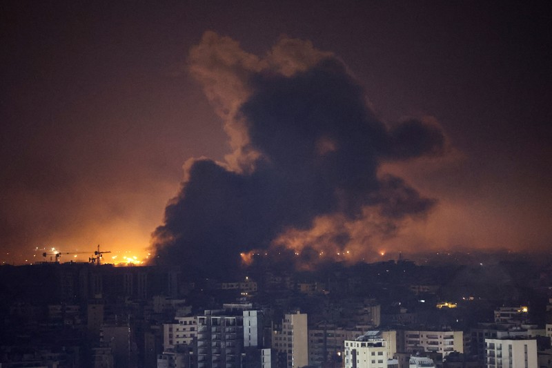 Api dan asap mengepul dari sebuah gedung yang terkena serangan udara Israel di Dahiyeh, sementara Bandara Internasional Rafik Hariri terlihat di latar belakang, di Beirut, Lebanon, Jumat, 4 Oktober 2024. (AP Photo/Hussein Malla) Api dan asap mengepul dari sebuah gedung yang terkena serangan udara Israel di Dahiyeh, sementara Bandara Internasional Rafik Hariri terlihat di latar belakang, di Beirut, Lebanon, Jumat, 4 Oktober 2024. (AP Photo/Hussein Malla)