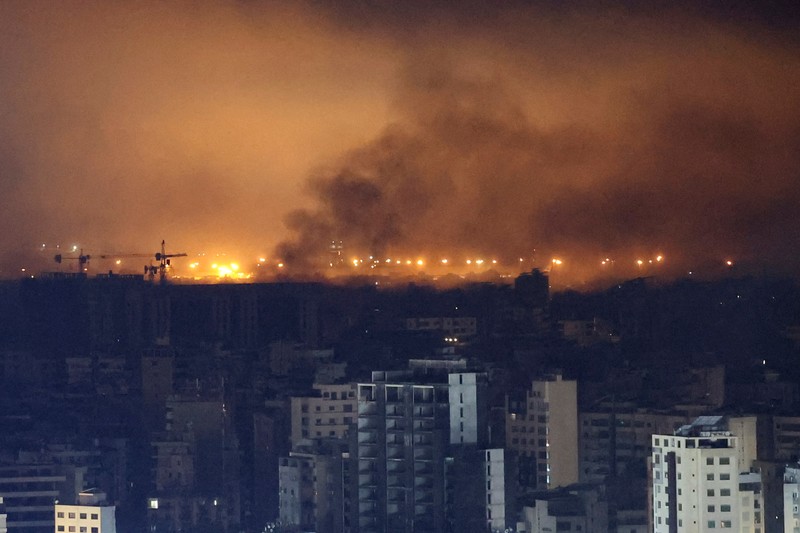Api dan asap mengepul dari sebuah gedung yang terkena serangan udara Israel di Dahiyeh, sementara Bandara Internasional Rafik Hariri terlihat di latar belakang, di Beirut, Lebanon, Jumat, 4 Oktober 2024. (AP Photo/Hussein Malla) Api dan asap mengepul dari sebuah gedung yang terkena serangan udara Israel di Dahiyeh, sementara Bandara Internasional Rafik Hariri terlihat di latar belakang, di Beirut, Lebanon, Jumat, 4 Oktober 2024. (AP Photo/Hussein Malla)