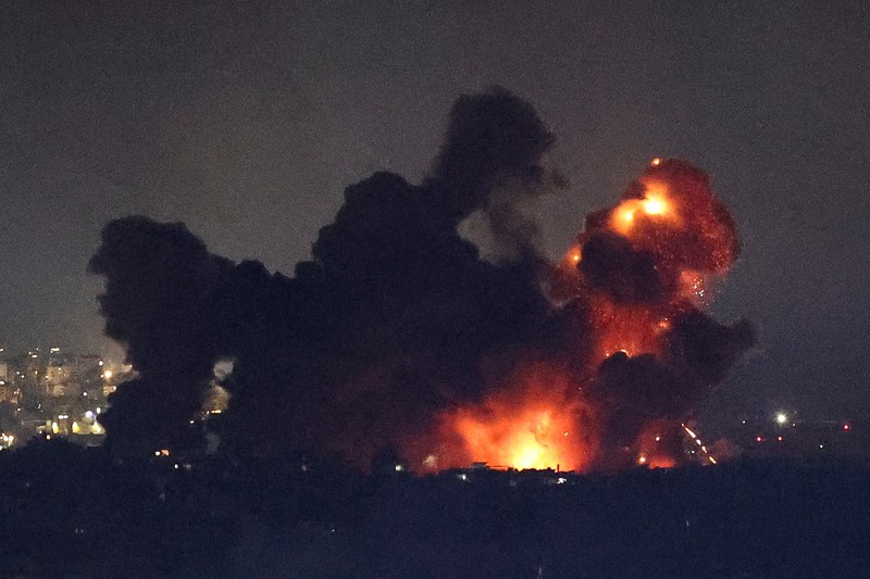 Api dan asap mengepul dari sebuah gedung yang terkena serangan udara Israel di Dahiyeh, sementara Bandara Internasional Rafik Hariri terlihat di latar belakang, di Beirut, Lebanon, Jumat, 4 Oktober 2024. (AP Photo/Hussein Malla) Api dan asap mengepul dari sebuah gedung yang terkena serangan udara Israel di Dahiyeh, sementara Bandara Internasional Rafik Hariri terlihat di latar belakang, di Beirut, Lebanon, Jumat, 4 Oktober 2024. (AP Photo/Hussein Malla)