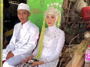 Viral Pernikahan Sederhana di Gresik, Pengantin Duduk di Kursi Plastik