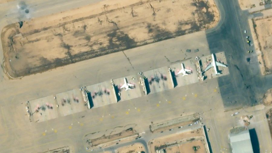 Gambar citra satelit menampilkan kondisi Pangkalan Udara Nevatim usai serangan salvo rudal balistik milik Iran ke Israel pada Selasa (1//10) malam waktu setempat. (Planet Labs Inc./Handout via REUTERS