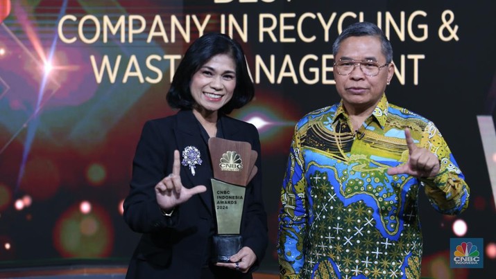 Head of Sustainability & Coporate Affairs Unilever Indonesia, Nurdiana Darus menerima penghargaan Road To CNBC Indonesia Awards 2024 dalam kategori BEST COMPANY IN RECYCLING & WASTE MANAGEMENT yang diserahakan oleh Wakil Menteri Lingkungan Hidup dan Kehutanan (LHK), Alue Dhong. (CNBC Indonesia/Tias Budiarto)
