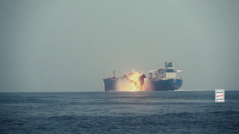 Kapal tanker minyak Cordelia Moon milik Inggris terbakar setelah terkena rudal di Laut Merah, Lepas Pelabuhan Laut Merah Yaman, Rabu(1/10/2024). (Houthi Military Media/Handout via REUTERS)
