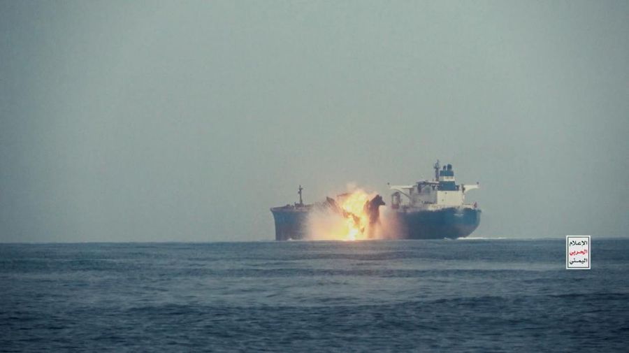 Kapal tanker minyak Cordelia Moon milik Inggris terbakar setelah terkena rudal di Laut Merah, Lepas Pelabuhan Laut Merah Yaman, Rabu(1/10/2024). (Houthi Military Media/Handout via REUTERS)