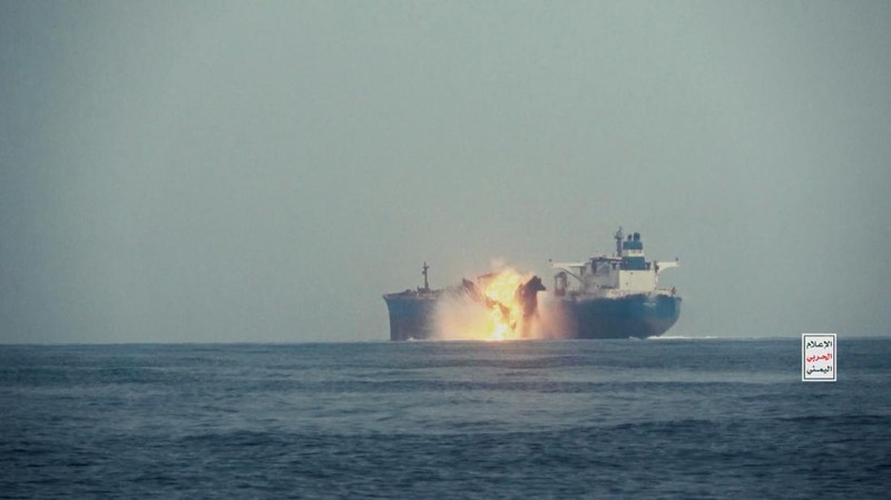 Kapal tanker minyak Cordelia Moon milik Inggris terbakar setelah terkena rudal di Laut Merah, Lepas Pelabuhan Laut Merah Yaman, Rabu(1/10/2024). (Houthi Military Media/Handout via REUTERS)