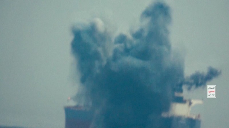 Kapal tanker minyak Cordelia Moon milik Inggris terbakar setelah terkena rudal di Laut Merah, Lepas Pelabuhan Laut Merah Yaman, Rabu(1/10/2024). (Houthi Military Media/Handout via REUTERS)