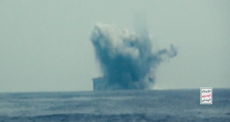 Kapal tanker minyak Cordelia Moon milik Inggris terbakar setelah terkena rudal di Laut Merah, Lepas Pelabuhan Laut Merah Yaman, Rabu(1/10/2024). (Houthi Military Media/Handout via REUTERS) Kapal tanker minyak Cordelia Moon milik Inggris terbakar setelah terkena rudal di Laut Merah, Lepas Pelabuhan Laut Merah Yaman, Rabu(1/10/2024). (Houthi Military Media/Handout via REUTERS)