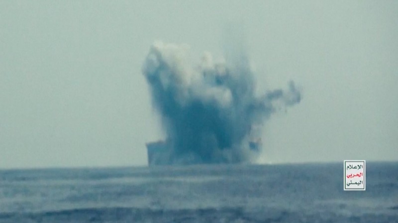 Kapal tanker minyak Cordelia Moon milik Inggris terbakar setelah terkena rudal di Laut Merah, Lepas Pelabuhan Laut Merah Yaman, Rabu(1/10/2024). (Houthi Military Media/Handout via REUTERS)