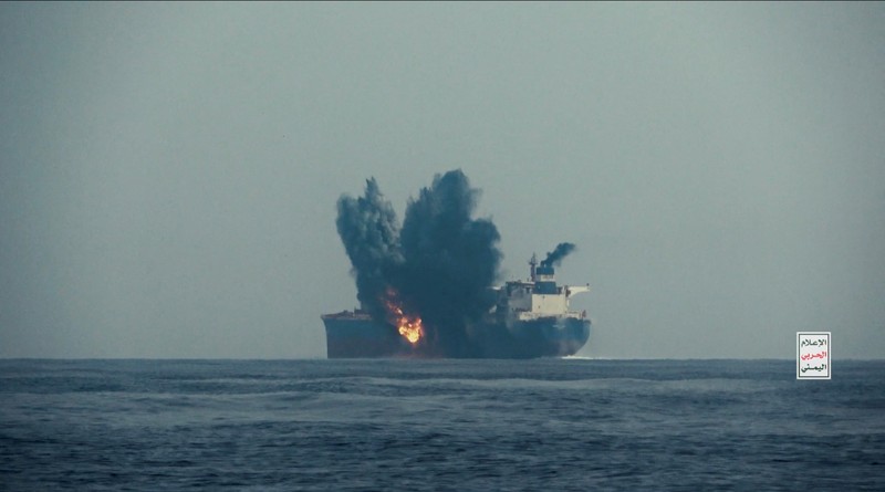 Kapal tanker minyak Cordelia Moon milik Inggris terbakar setelah terkena rudal di Laut Merah, Lepas Pelabuhan Laut Merah Yaman, Rabu(1/10/2024). (Houthi Military Media/Handout via REUTERS)