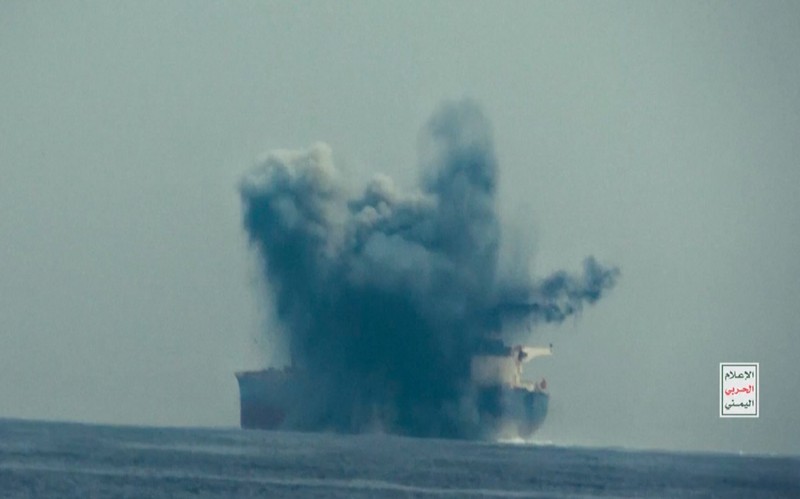 Kapal tanker minyak Cordelia Moon milik Inggris terbakar setelah terkena rudal di Laut Merah, Lepas Pelabuhan Laut Merah Yaman, Rabu(1/10/2024). (Houthi Military Media/Handout via REUTERS) Kapal tanker minyak Cordelia Moon milik Inggris terbakar setelah terkena rudal di Laut Merah, Lepas Pelabuhan Laut Merah Yaman, Rabu(1/10/2024). (Houthi Military Media/Handout via REUTERS)