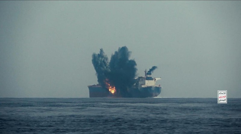 Kapal tanker minyak Cordelia Moon milik Inggris terbakar setelah terkena rudal di Laut Merah, Lepas Pelabuhan Laut Merah Yaman, Rabu(1/10/2024). (Houthi Military Media/Handout via REUTERS)