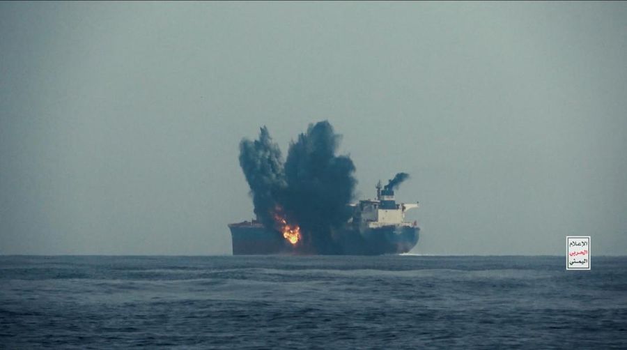 Kapal tanker minyak Cordelia Moon milik Inggris terbakar setelah terkena rudal di Laut Merah, Lepas Pelabuhan Laut Merah Yaman, Rabu(1/10/2024). (Houthi Military Media/Handout via REUTERS)