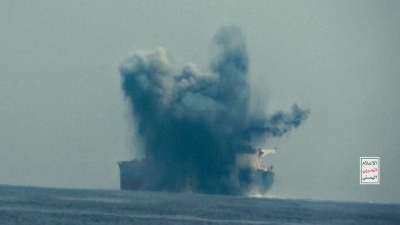 Kapal tanker minyak Cordelia Moon milik Inggris terbakar setelah terkena rudal di Laut Merah, Lepas Pelabuhan Laut Merah Yaman, Rabu(1/10/2024). (Houthi Military Media/Handout via REUTERS)