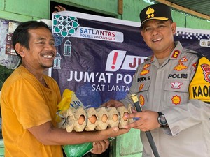 Polisi Beri Bantuan ke Sopir-Petugas Kebersihan, Ajak Sukseskan Pilkada Rohul