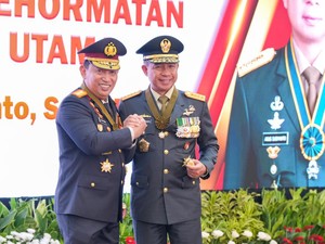 Kapolri Anugerahkan Bintang Bhayangkara Utama ke Panglima TNI