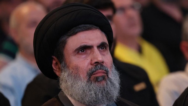 Kepala Dewan Eksekutif Hizbullah, Hashem Safieddine, menghadiri upacara kelompok militan Syiah yang didukung Iran di pinggiran selatan Beirut pada 24 Mei 2024. (Photo by ANWAR AMRO / AFP)