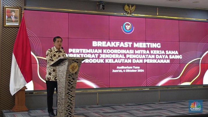 Direktur Jenderal PDSPKP KKP Budi Sulistyo saat menandatangani perjanjian kerja sama dengan mitra strategis di Kantor KKP, Jakarta, Jumat (4/10/2024)