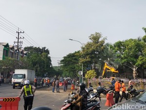 Truk Terguling di Depan Transmart Surabaya, Sopir Diduga Ngantuk