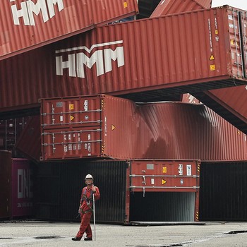Taiwan Porak-poranda Dihantam Topan Krathon, Peti Kemas Berantakan