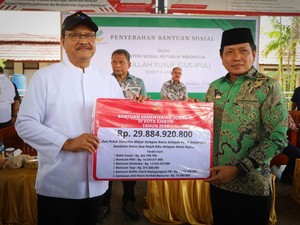 Mensos Serahkan Bantuan Rp 29 Miliar ke Warga Rentan & Miskin Kota Ambon