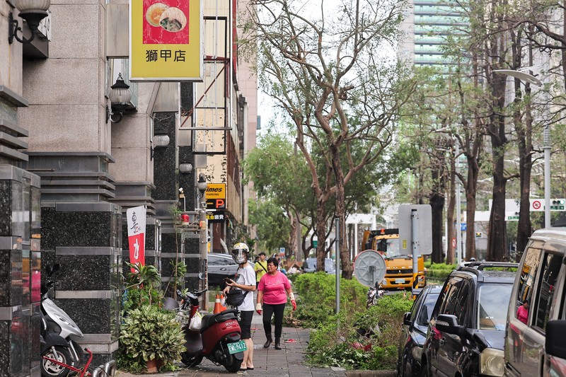 Orang-orang membersihkan jalan setelah Topan Krathon mendarat di Kaohsiung, Taiwan, 4 Oktober 2024. Orang-orang membersihkan jalan setelah Topan Krathon mendarat di Kaohsiung, Taiwan, 4 Oktober 2024. (REUTERS/Ann Wang)