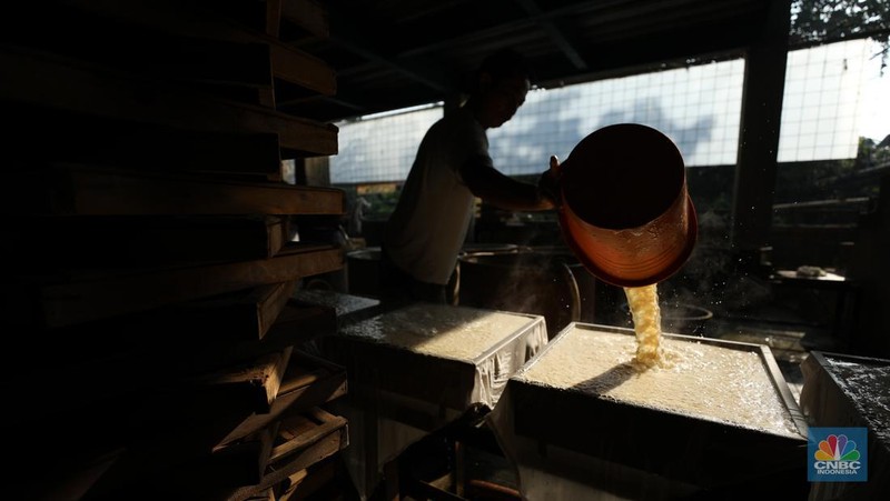 Pekerja menyelesaikan pembuatan tahu Sumedang di Kampung Bambu Duri, Desa Tonjong, Tajurhalang, Bogor, Jawa Barat, Jumat (4/10/2024). (CNBC Indonesia/Tri Susilo)