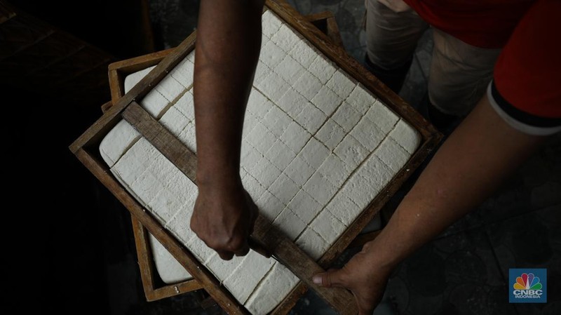 Pekerja menyelesaikan pembuatan tahu Sumedang di Kampung Bambu Duri, Desa Tonjong, Tajurhalang, Bogor, Jawa Barat, Jumat (4/10/2024). (CNBC Indonesia/Tri Susilo)