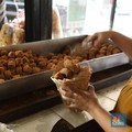 Pekerja menyelesaikan pembuatan tahu Sumedang di Kampung Bambu Duri, Desa Tonjong, Tajurhalang, Bogor, Jawa Barat, Jumat (4/10/2024). (CNBC Indonesia/Tri Susilo)